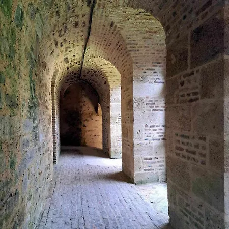 Appartement Climatise 2 Etoiles, Vue Sur Les Remparts, Centre De Rocroi, Parking Privatif Et Garage Velos Extérieur photo