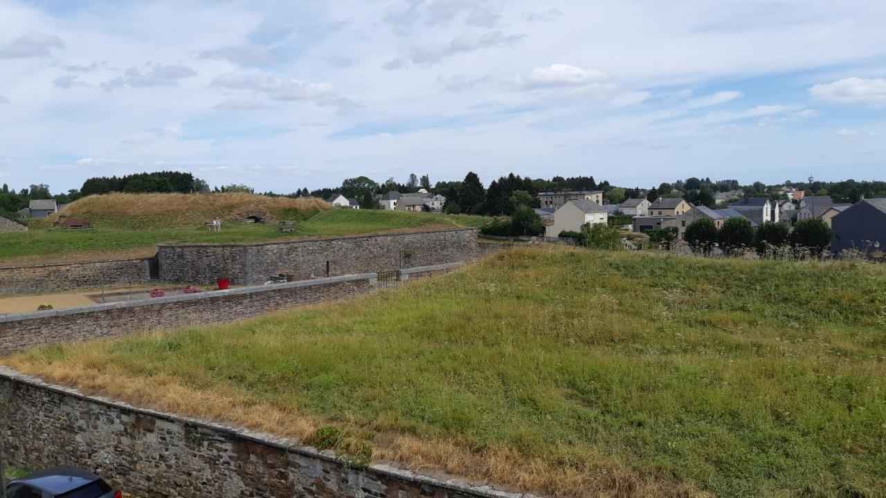 Appartement Climatise 2 Etoiles, Vue Sur Les Remparts, Centre De Rocroi, Parking Privatif Et Garage Velos Rocroi