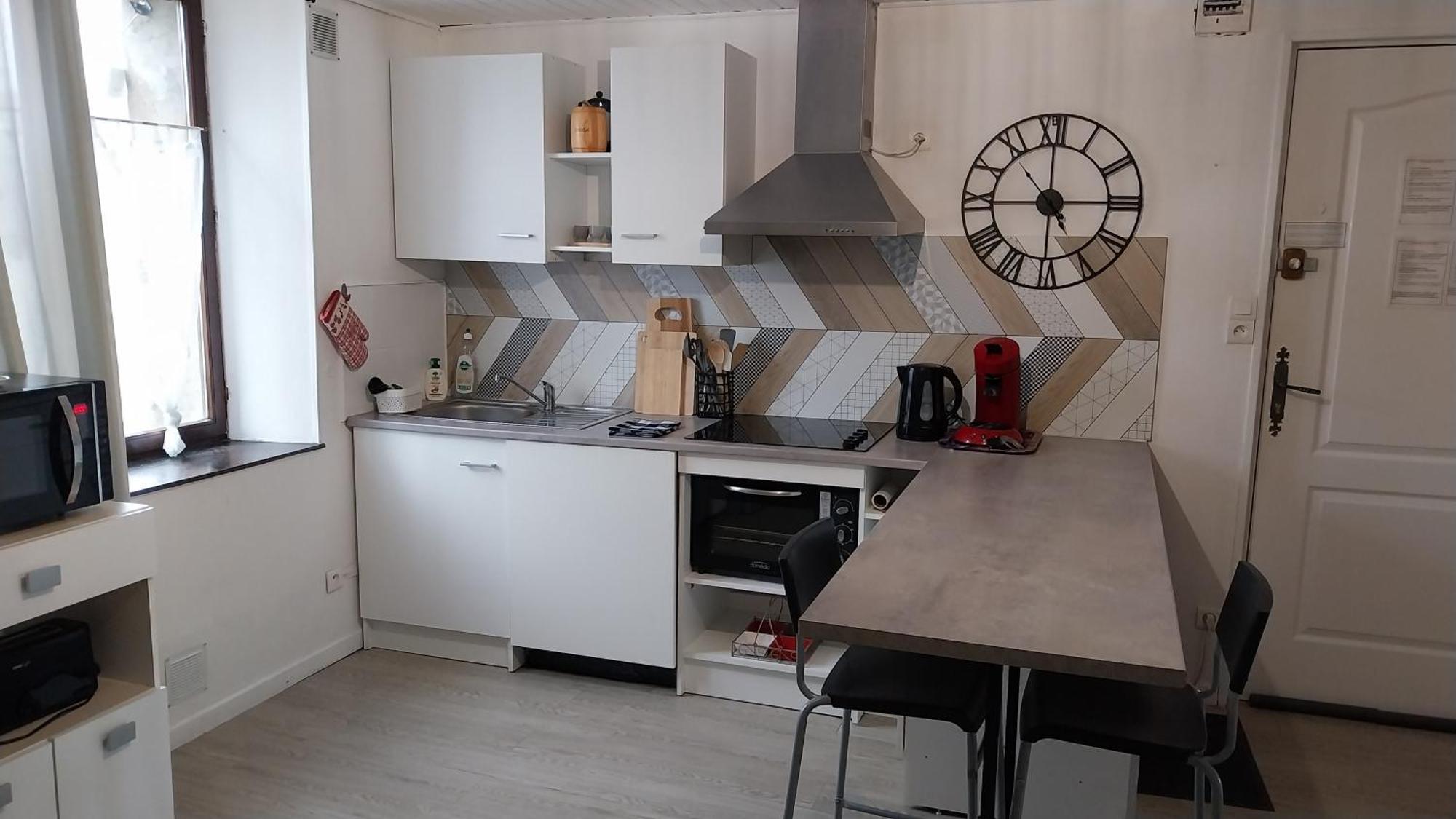 Apartment Climatise 2 Etoiles, Vue Sur Les Remparts, Centre De Rocroi, Parking Privatif Et Garage Velos *
