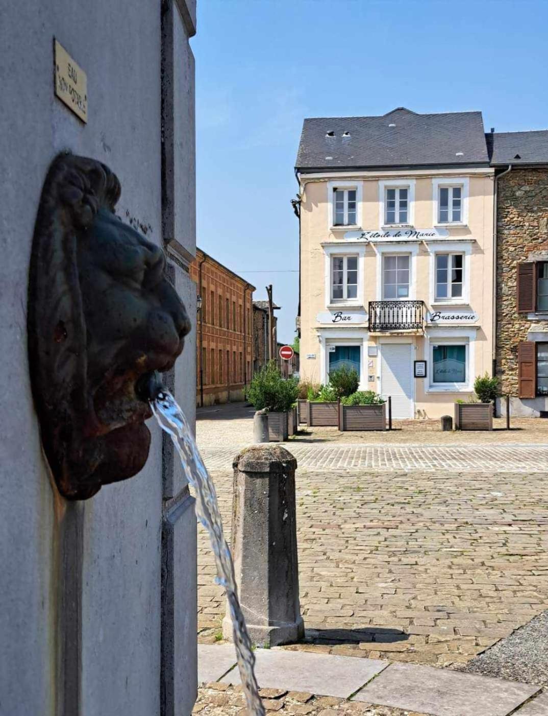 Appartement Climatise 2 Etoiles, Vue Sur Les Remparts, Centre De Rocroi, Parking Privatif Et Garage Velos